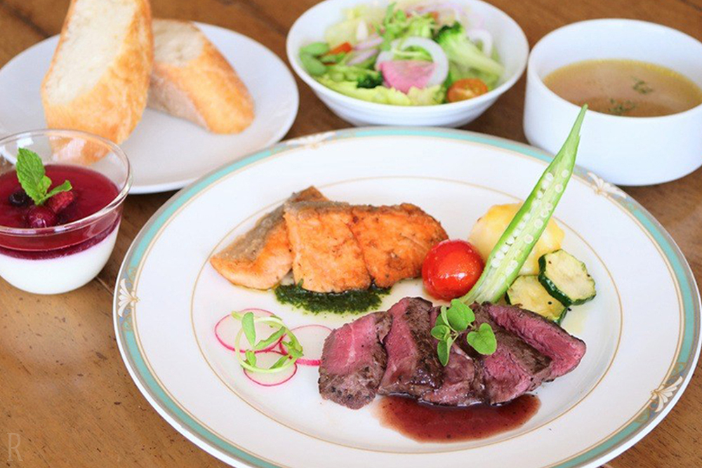 ランプステーキとサーモンのワンプレートランチ